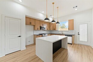 8048 Sunbury St in Houston, TX - Building Photo