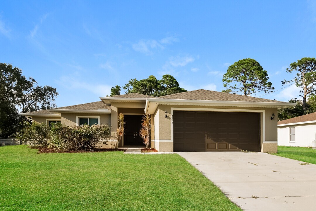 3014 14th St W in Lehigh Acres, FL - Foto de edificio
