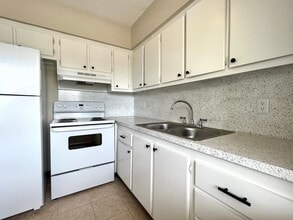 VillaDova in St. Petersburg, FL - Building Photo - Building Photo