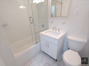 E 16 ST, Unit 17G in New York, NY - Building Photo - Building Photo