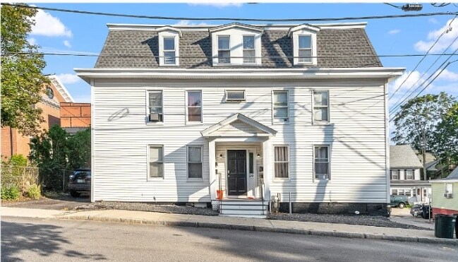 18 Pierce St in Dover, NH - Foto de edificio