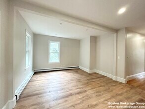 102 Buttonwood St, Unit 3 in Boston, MA - Foto de edificio - Building Photo