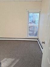 430 Court St, Unit 2 in Auburn, ME - Foto de edificio - Building Photo