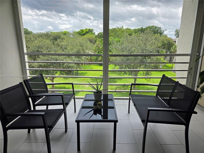 9410 Poinciana Pl in Davie, FL - Foto de edificio - Building Photo