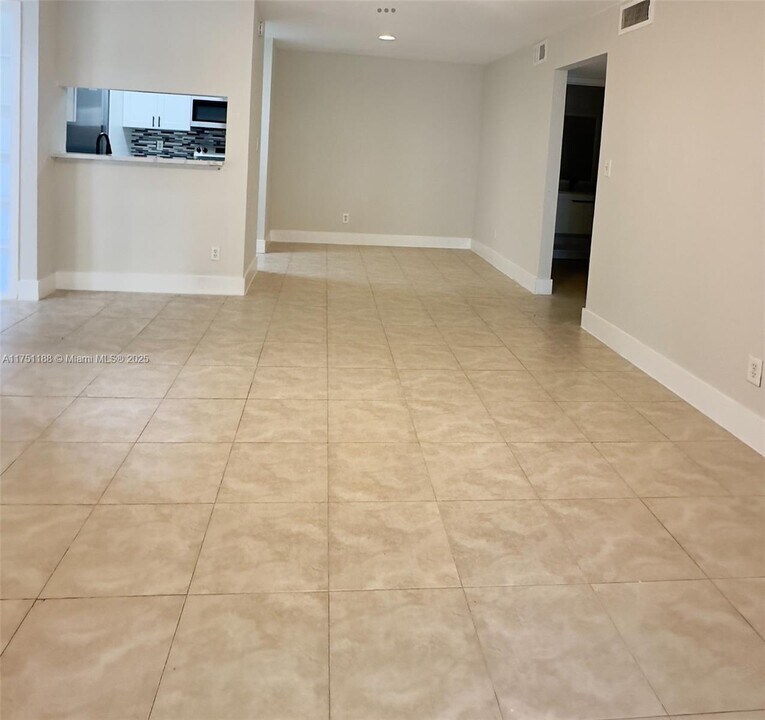 755 Riverside Dr, Unit 1323 in Coral Springs, FL - Foto de edificio