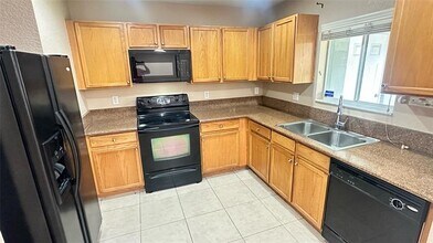 5925 Manchester Way in Tamarac, FL - Building Photo - Building Photo