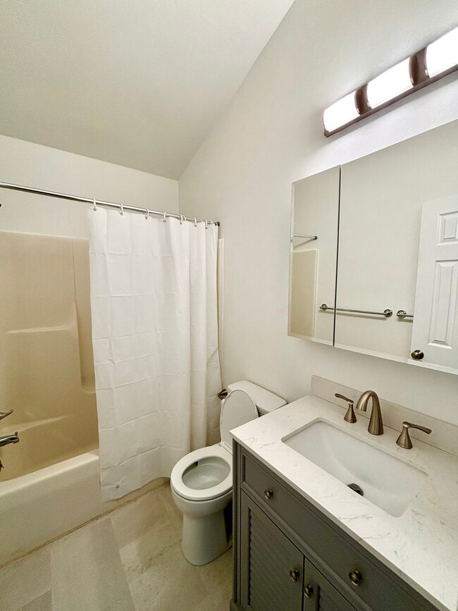 402 Warren Rd, Unit Apt 2 in Ithaca, NY - Foto de edificio - Building Photo