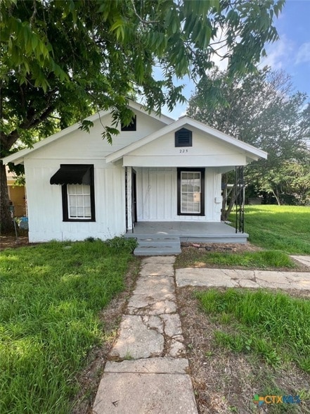 property at 225 Lamar St