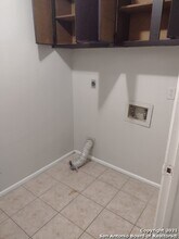 5827 Shadow Glen-Unit -4 -UP in San Antonio, TX - Building Photo - Building Photo