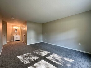 3524 W Shore Rd in Warwick, RI - Building Photo - Building Photo