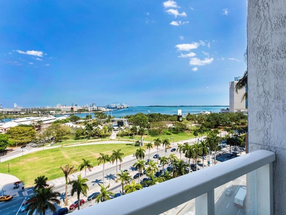 244 Biscayne Blvd, Unit 2002 in Miami, FL - Building Photo