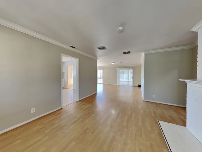 7945 Lasaine Ave in Los Angeles, CA - Foto de edificio - Building Photo