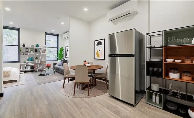 439 W 46th St, Unit 4E in New York, NY - Building Photo - Building Photo