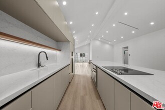 847 Huntley Dr in West Hollywood, CA - Building Photo - Building Photo