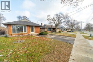 220 Bruce St in Kitchener, ON - Building Photo