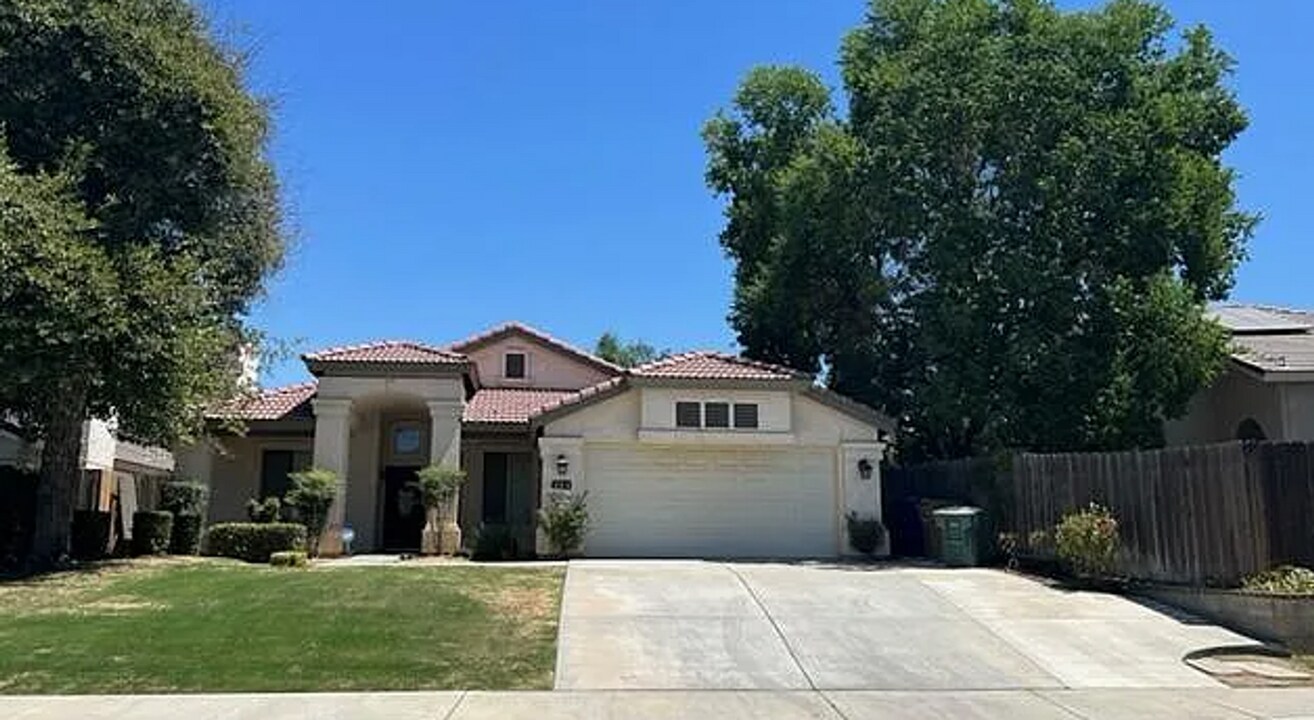 806 Augusta Hills Dr in Bakersfield, CA - Foto de edificio