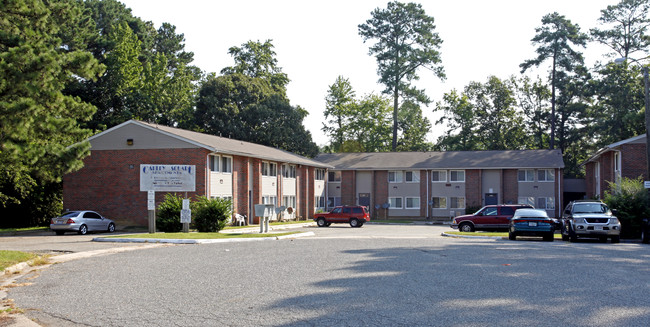 Carley Square Apartments in Newport News, VA - Foto de edificio - Building Photo