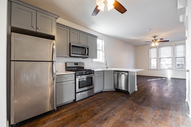 3135 N Oakley Ave, Unit CH2