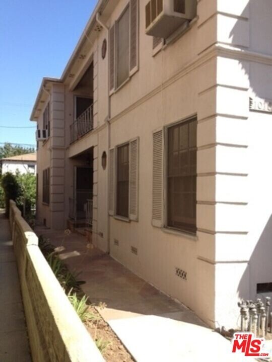 1018 S Wooster St in Los Angeles, CA - Building Photo