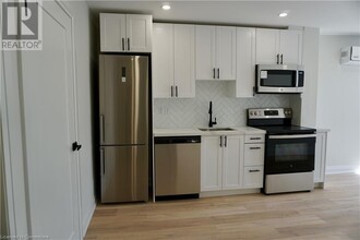588 Barton St E in Hamilton, ON - Building Photo - Building Photo