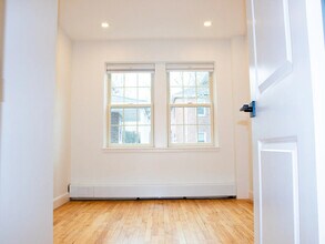33 Hammond Pond Pky, Unit #2 in Chestnut Hill, MA - Building Photo - Building Photo
