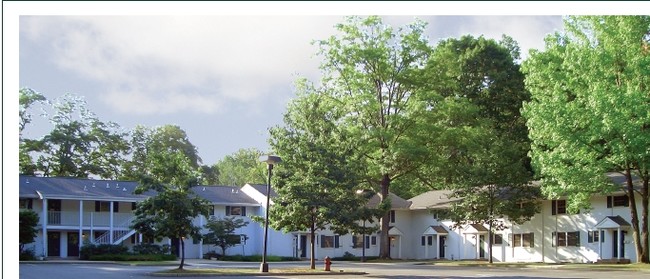 Country Club Apartment in Ewing, NJ - Building Photo - Building Photo