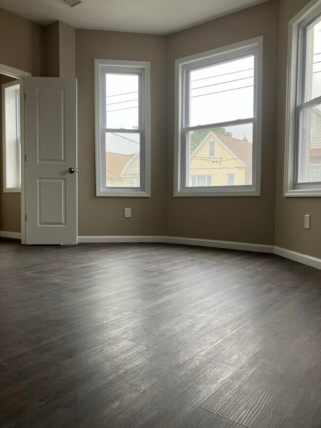 124 W 27th St in Bayonne, NJ - Building Photo - Building Photo