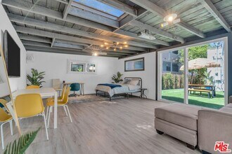1006 N Crescent Heights Blvd in West Hollywood, CA - Building Photo - Building Photo