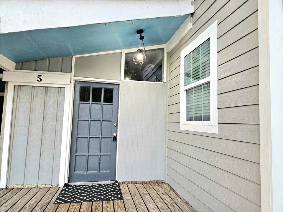 4419 W Bayshore Dr in Bacliff, TX - Foto de edificio