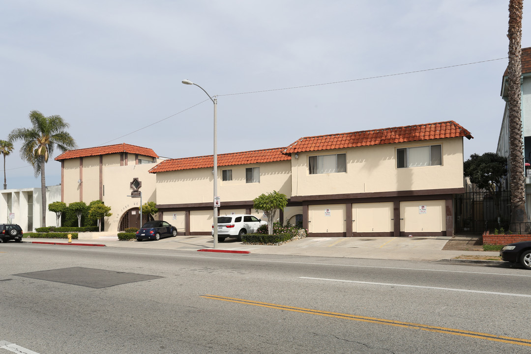 La Casa De Seville in Oxnard, CA - Building Photo