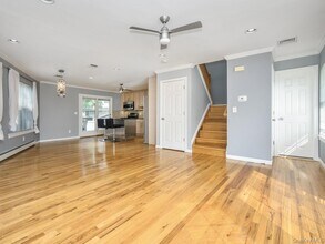 49 Ashwood Rd in Port Washington, NY - Building Photo - Building Photo