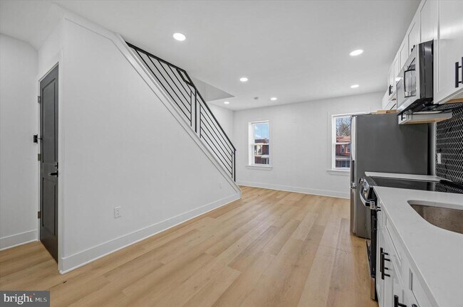 1911 W Hunting Park Ave in Philadelphia, PA - Building Photo - Building Photo