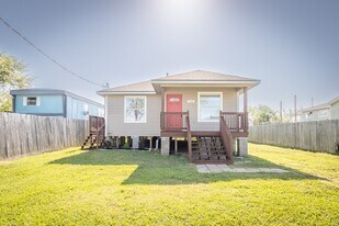 725 10th St in San Leon, TX - Building Photo