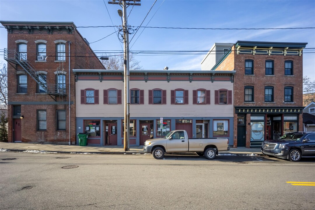 27 E Main St in Beacon, NY - Building Photo