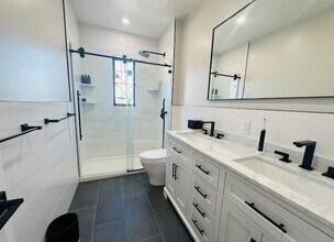 8122 77th Ave in Ridgewood, NY - Foto de edificio - Building Photo