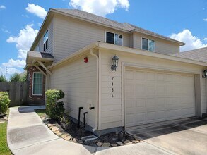 7486 Woo St in Pearland, TX - Foto de edificio - Building Photo