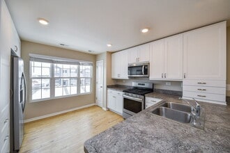 2480 Bella Dr in Pingree Grove, IL - Building Photo - Building Photo