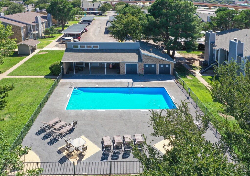 Hunters Way in Lubbock, TX - Building Photo