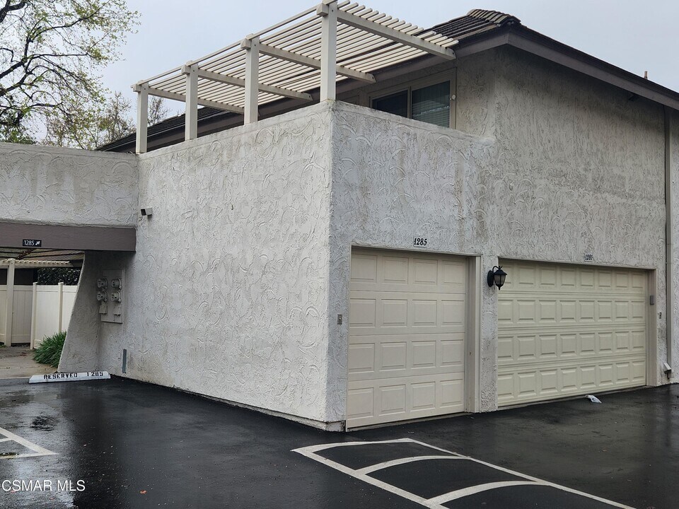 1285 Landsburn Cir in Westlake Village, CA - Building Photo