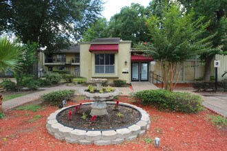 Catalyst Oakwood Gardens Condos in Houston, TX - Building Photo - Building Photo