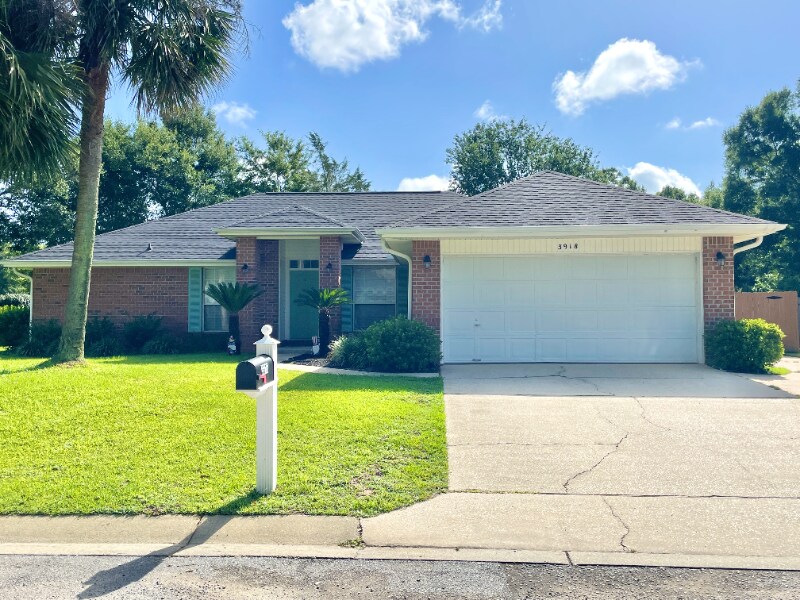 3918 Holleyberry Ln in Milton, FL - Building Photo
