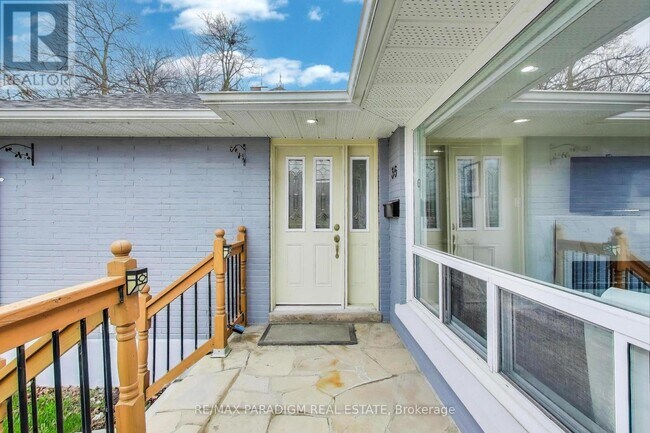 36 Rideout St in Ajax, ON - Building Photo - Building Photo