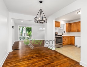 35 Elmwood Dr in Clifton, NJ - Building Photo - Building Photo