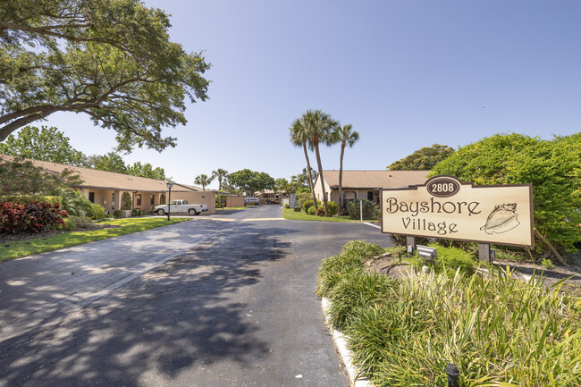 Bayshore Village Condominiums in Bradenton, FL - Foto de edificio - Building Photo