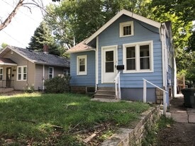 930 Hudson Ave in Iowa City, IA - Building Photo