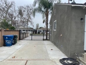 17221 Kittridge St in Van Nuys, CA - Building Photo - Building Photo