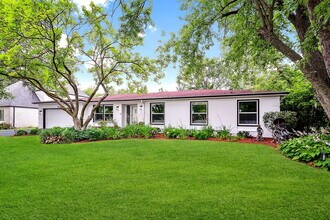 1 Camberley Ct in Hinsdale, IL - Building Photo - Building Photo