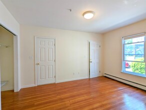 7 Locke St, Unit 1 in Cambridge, MA - Building Photo - Building Photo