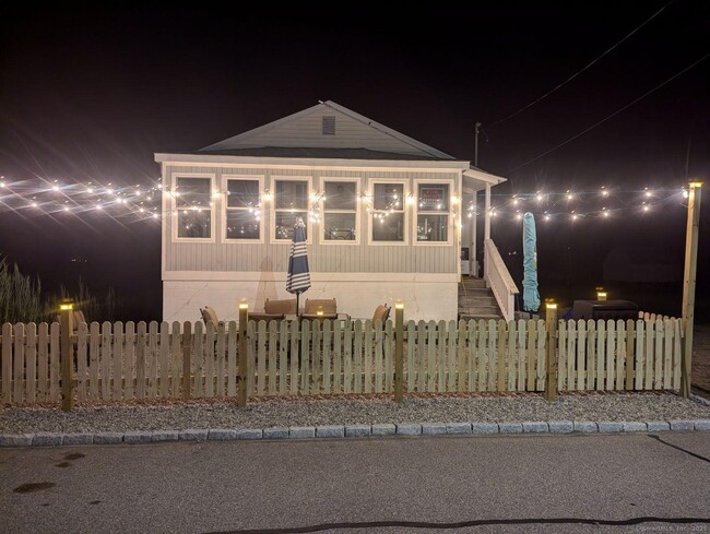 421 Seaside Ave in Westbrook, CT - Foto de edificio - Building Photo