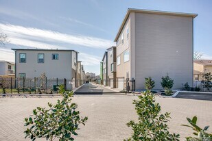 1618 W Lawndale Dr in San Antonio, TX - Building Photo